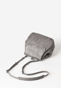 Borsa a tracolla in pelle grigia con una texture morbida, forma arrotondata, chiusura a patta e tracolla regolabile. Presenta un dettaglio a scatto sulla parte frontale.
