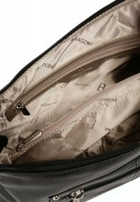 Borsa a tracolla nera con texture interna e foderata in satin beige. Presenta due scomparti con zipper e un motivo con logo in rilievo.