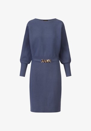 Vestido de punto acanalado azul con mangas largas y abullonadas, y una cintura ajustada, que presenta un detalle de cinturón de cadena dorada. Textura suave, longitud por encima de la rodilla.