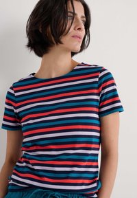 Kurzarm-T-Shirt mit horizontalen Streifen in Blau, Rot und Weiß. Gefertigt aus weichem Stoff mit Rundhalsausschnitt und lässiger Passform.