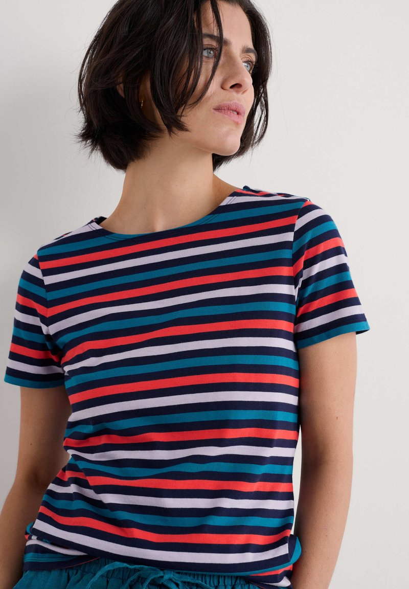 Kurzarm-T-Shirt mit horizontalen Streifen in Blau, Rot und Weiß. Gefertigt aus weichem Stoff mit Rundhalsausschnitt und lässiger Passform.