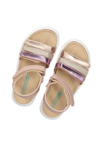 Roze sandalen met drie metalen banden in goud, roségoud en zilver. Zachte voetbed en witte rubberen zool. Verstelbare enkelband.