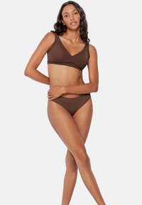 Set di bikini marrone composto da un reggiseno a V e slip a vita bassa coordinati. Tessuto morbido con linee semplici e pulite e senza hardware visibile.