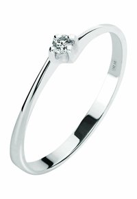 Silberring mit einem schmalen Band, das einen einzelnen runden Diamanten in einer Viererkralle fasst. Polierte Oberfläche des Bands.