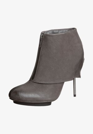 Grå læderankelstøvle med lynlås foran, rundet tå og slank høj metal stiletthæl.