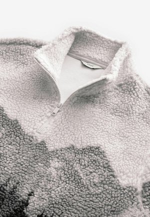 Pulover din fleece cu guler cu fermoar până la jumătate, având un model degradat în nuanțe de alb și gri. Textură moale și pufoasă. Etichetă vizibilă în interior.