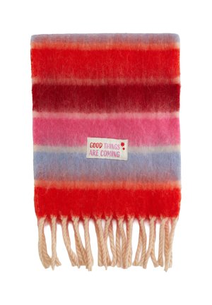 Couverture en laine avec des rayures vives dans des teintes de rouge, rose et bleu. Comprend des bords frangés et une étiquette indiquant "DE BELLES CHOSES ARRIVENT."