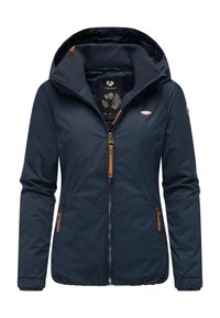 Granatowa ocieplana kurtka z kapturem, wyposażona w pełny zamek błyskawiczny, boczne kieszenie z brązowymi akcentami oraz teksturowaną podszewkę wewnętrzną.