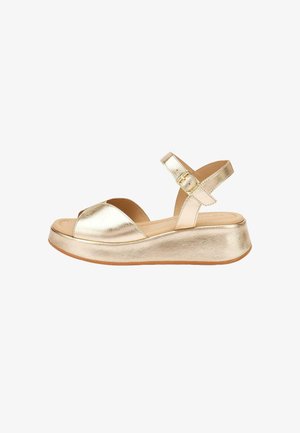 Sandale plateforme métallique dorée avec bride à la cheville et boucle, bout ouvert, et semelle beige.