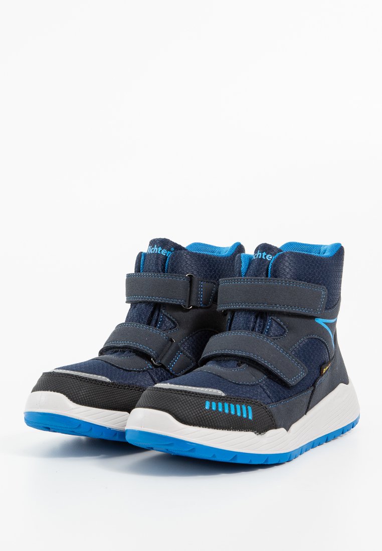 Marineblaue und schwarze Sneaker mit blauen Akzenten, ausgestattet mit einem hohen Design, Klettverschlüssen und einer strukturierten Gummisohle mit Profilmustern.