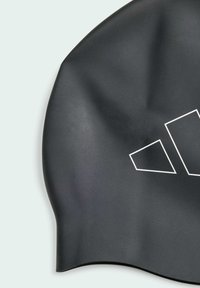 Čierna silikonová plavecká čiapka s hladkým povrchom a bielym geometrickým logom. Zaoblené hrany a kontúrovaný tvar pre pohodlné a tesné nosenie.