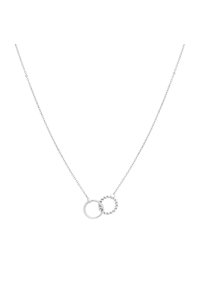 Zilveren ketting van sterling met een dunne ketting, met twee met elkaar verbonden hangers: de ene glad en rond, de andere met een gedraaide ontwerp.