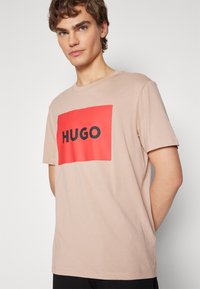 HUGO DULIVE - T-shirts med print - medium beige