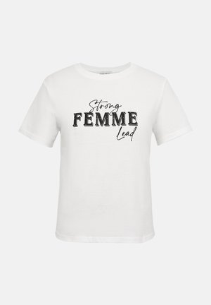 Λευκό T-shirt με κοντά μανίκια, με μαύρο κείμενο «Strong FEMME Lead» σε μείγμα έντονων και καλλιγραφικών γραμματοσειρών στο κέντρο μπροστά.