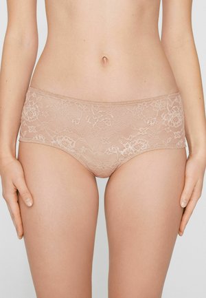 Culotte hipster en dentelle couleur nude avec motif floral, dotée d'une ceinture lisse et d'une texture douce pour le confort.