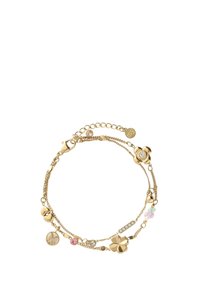Goudkleurige armband met gelaagde kettingen. Bevat bloemen-, hart- en charm-accenten, samen met gekleurde kralen en decoratieve stenen.