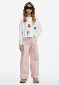 Desigual WITH APPLIQUE SHAPES - Langærmet T-shirt - white