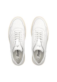 Weiße Ledersneaker mit Perforierungen, flachen Schnürsenkeln und einer beige Gummisohle. Die Markenkennzeichnung ist auf der Zunge und der Innensohle sichtbar.