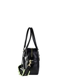 Schwarze Handtasche aus Kunstleder mit klarer, strukturierter Form. Verfügt über einen oberen Reißverschluss, goldfarbene Beschläge und einen abnehmbaren grünen Schulterriemen.