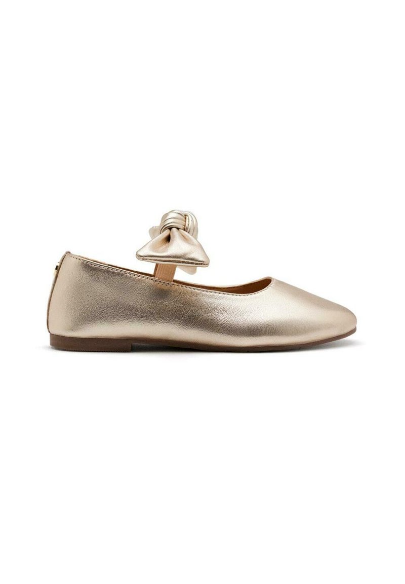 Ballet flat metallico oro con punta tonda, superficie liscia e un'accattivante decorazione a fiocco sulla parte superiore. Suola piatta, design semplice.