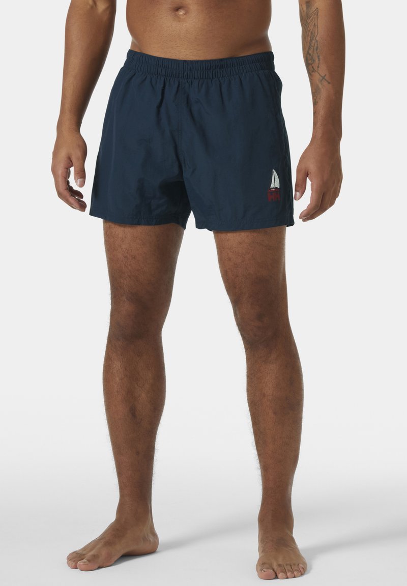 Námořnické modré plavky s elastickým pasem, lehký materiál a malá vyšitá lodní logo. Krátká délka a jednoduchý design.