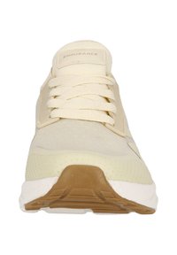 Valkoinen vaalean beige urheilu Kenkä, jossa on tekstuuripintainen kangas päällinen, pyöreä varvas, nauhakuormitus ja kumipohja, jossa on tan-sävy.