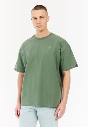 Mintgroene katoenen t-shirt met een relaxte pasvorm, ronde hals en korte mouwen. Kenmerkend is een klein logo op de borst en een label op de mouw.