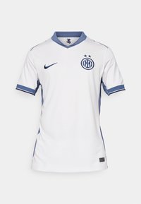 Valkoinen jalkapalloilupaita sinisillä yksityiskohdilla, lyhyet hihat, V-pääntie, Nike-logo vasemmassa rinnassa, joukkueen emblem ja kaksi kultatähteä sen yläpuolella.