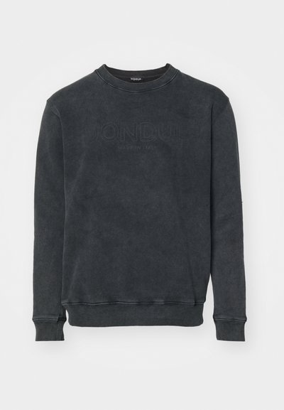 Sweatshirt gris foncé en tissu doux, doté d'un col rond, de poignets côtelés et d'un logo texturé. Apparence décontractée et coupe relax.