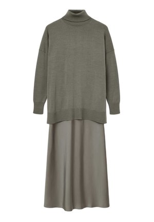 Olivengrøn højhalset sweater lagdelt over matchende langt, flydende skørt på hvid baggrund.