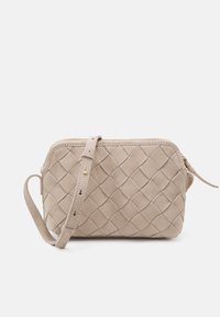 Borsa a tracolla in suede intrecciato beige con chiusura a zip, tracolla regolabile e motivo geometrico. Presenta dettagli in tonalità oro. Forma compatta e rettangolare.