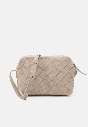 Písečně hnědá tkaná semišová crossbody taška se zipovým uzávěrem, nastavitelným popruhem a geometrickým vzorem. Obsahuje zlaté akcenty. Kompaktní a obdélníkový tvar.