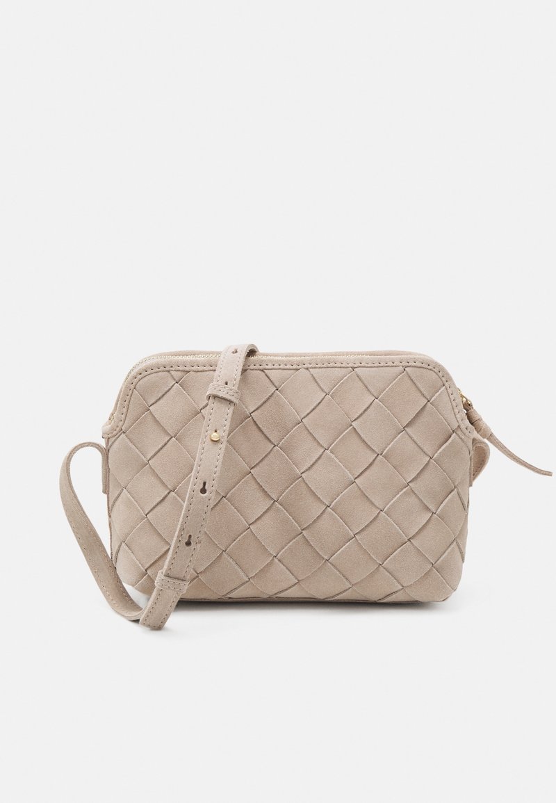 Borsa a tracolla in suede intrecciato beige con chiusura a zip, tracolla regolabile e motivo geometrico. Presenta dettagli in tonalità oro. Forma compatta e rettangolare.
