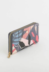 Lynlås tegnebog med blomsterprint i navy, pink og blå nuancer. Har guldfarvet hardware og et glat, struktureret materiale.