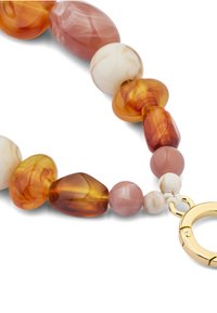 Ketting met kralen in onregelmatige vormen in amber-, roze- en crèmekleuren; voorzien van een gesloten detail in goudkleur.