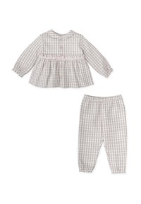 Conjunto de dos piezas que cuenta con una blusa de manga larga, con botones y cuello, de patrón a cuadros en gris, y un par de pantalones con cintura elástica a juego.