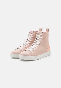 Sneakers alte in morbido tessuto rosa con lacci bianchi, tessuto testurizzato e suola in gomma bianca liscia. Presentano accenti del logo sottili.