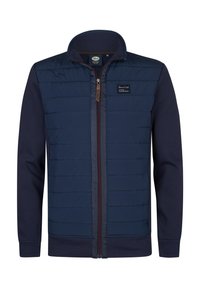 Giacca blu navy con una parte superiore liscia e trapuntata e una parte inferiore solida. Presenta un colletto alto, una zip frontale e un logo a patch sul petto.