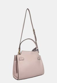 Borsa a mano in pelle rosa chiaro con forma strutturata, manico superiore, tracolla regolabile e dettagli in metallo dorato.