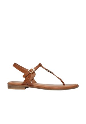 Brązowa skórzana płaska sandałka z cienkimi paskami, klamrą przy kostce i paskiem między palcami, z małym stosowanym obcasem i minimalistycznym wzornictwem.