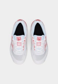 Ζεύγος λευκών και ροζ αθλητικών αθλητικών παπουτσιών με κορδόνια, καταγράφηκαν από ψηλά σε απλό λευκό φόντο.