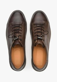 Hnědé kožené tenisky s kulatou špičkou, šněrovacím designem, texturovanou stélkou a gumovou podrážkou. Obsahují jemné značení na stélce.