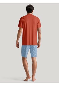 Rode shirt met korte mouwen, gecombineerd met blauw en wit geruite short, met een relaxte pasvorm en zachte stof, van achteraf gezien.