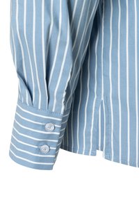 Helles blau gestreiftes Langarmhemd mit weißen vertikalen Streifen, knöpfbarem Manschetten mit zwei Knöpfen und seitlichem Schlitzeinsatz.