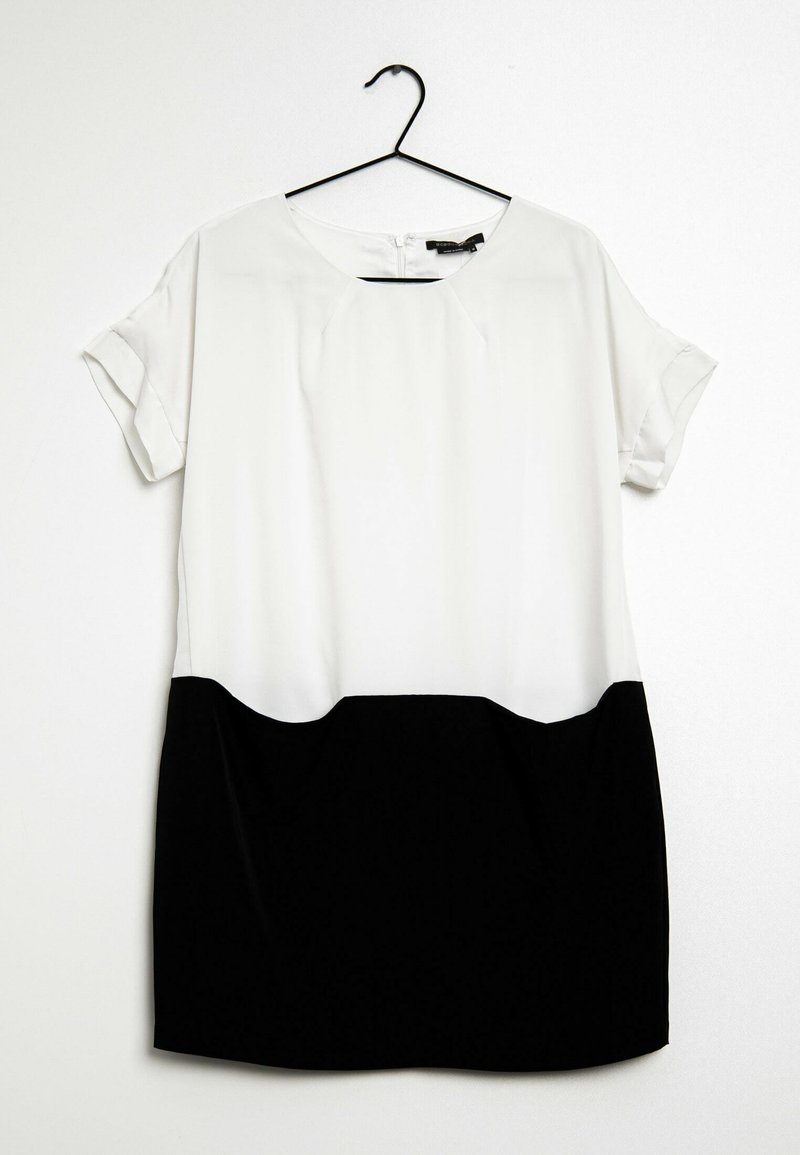 Lyhythihainen mekko, jossa on valkoinen yläosa ja musta hameosa. Sileä kangas, pyöreä pääntie ja käännettävän hihan yksityiskohta. Roikkuu mustassa koukussa.