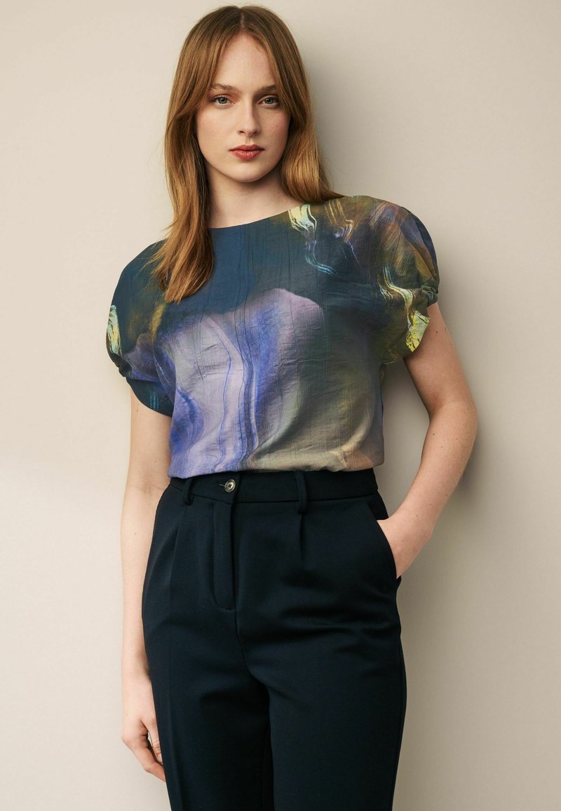 Next - GATHERED SHORT SLEEVE TEXTURED BOXY REGULAR FIT - Blūze - blue blur smudge print, Palielināt