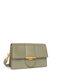 Borsa a tracolla in pelle verde con texture e chiusura a scatto in oro, dotata di patta e tracolla regolabile. Forma rettangolare.