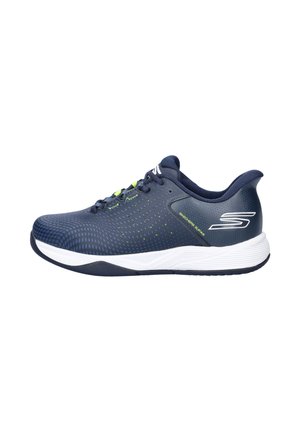 Marineblaue Skechers Sportschuh mit gemustertem Obermaterial, weißer Sohle und gebrandetem "S"-Logo auf der Ferse, seitlich dargestellt.