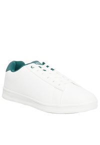 Weißer Sneaker mit einer glatten, lederähnlichen Oberfläche und grünen textile Akzenten an der Ferse und den Ösen. Verfügt über sechs Ösen und flache Schnürsenkel.