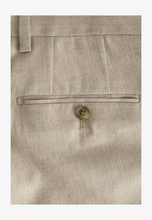 Beige linnen stof met een gestructureerde afwerking, voorzien van een enkele achterzak en een ronde knoopsluiting die centraal is gepositioneerd.